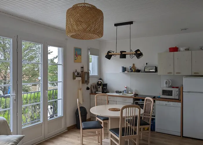 Spacious Quiet Nest With Garden Near The Sea